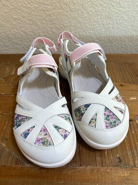 Easy Spirit Women's Esplash Closed Toe Hiking Sandals, Size 6.5 NWOT
